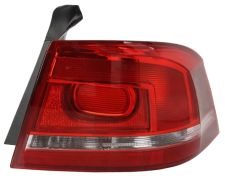 Piloto trasero Volkswagen Passat 2010-2014 sedan / exterior / base clara / derecho